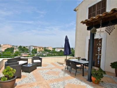 Large and elegant two-storey apartment with pool and garden - AP 108