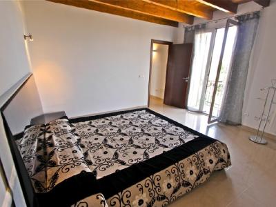 Large and elegant two-storey apartment with pool and garden - AP 108