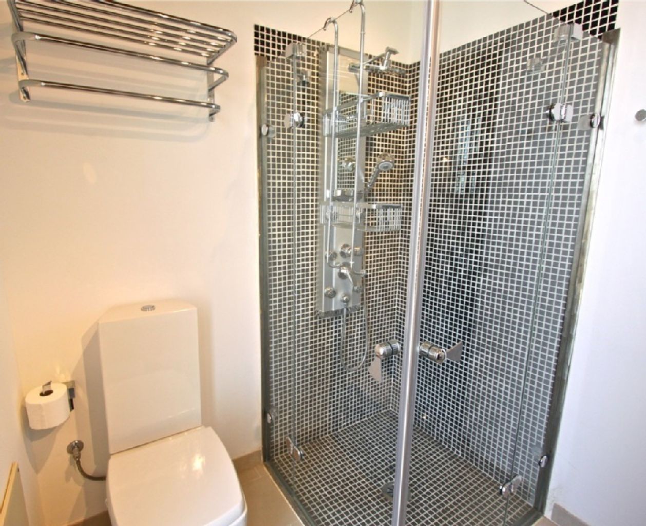 Large and elegant two-storey apartment with pool and garden - AP 108