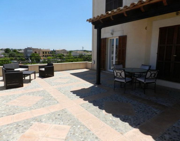 Large and elegant two-storey apartment with pool and garden - AP 108