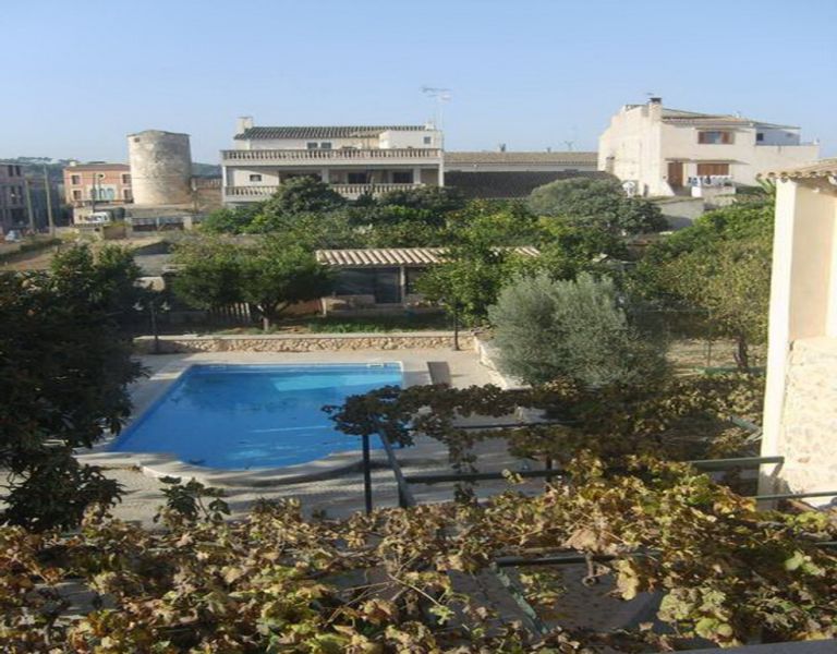 Large and elegant two-storey apartment with pool and garden - AP 108