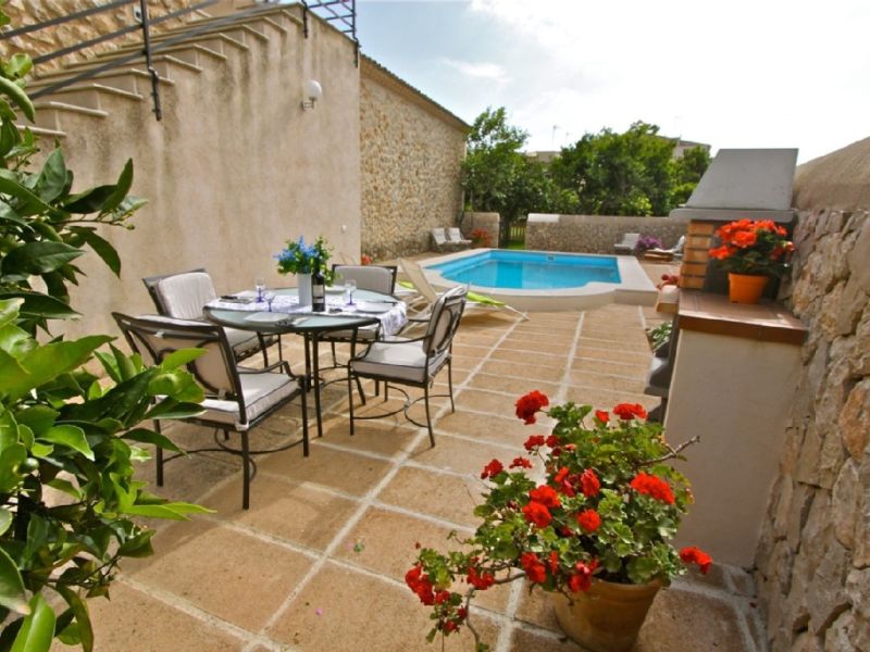 Large and elegant two-storey apartment with pool and garden - AP 108