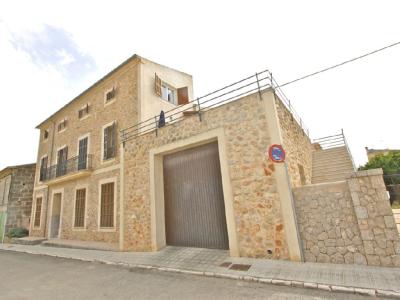 Large and elegant two-storey apartment with pool and garden - AP 108