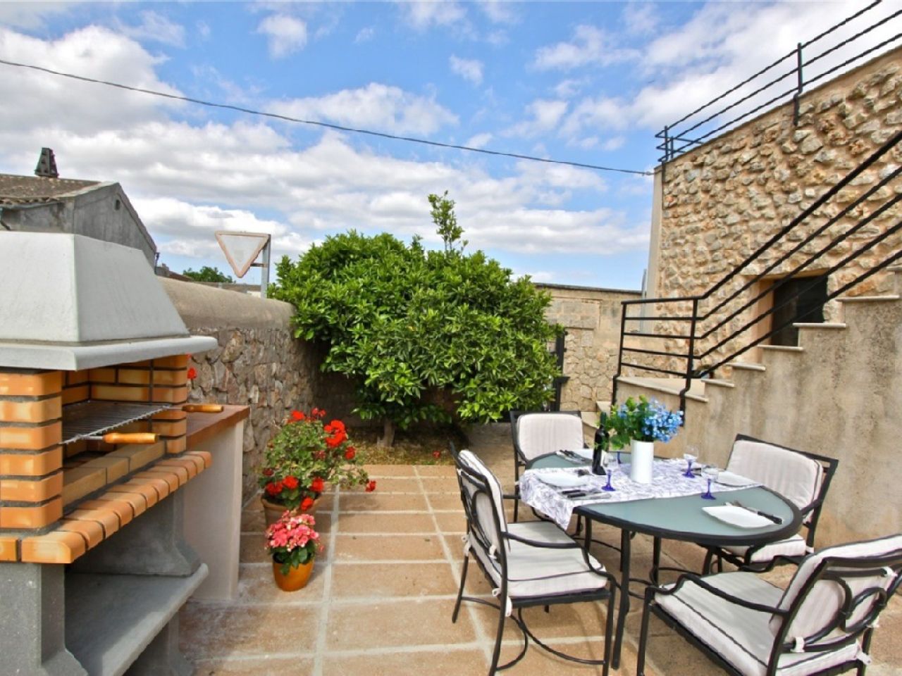 Large and elegant two-storey apartment with pool and garden - AP 108