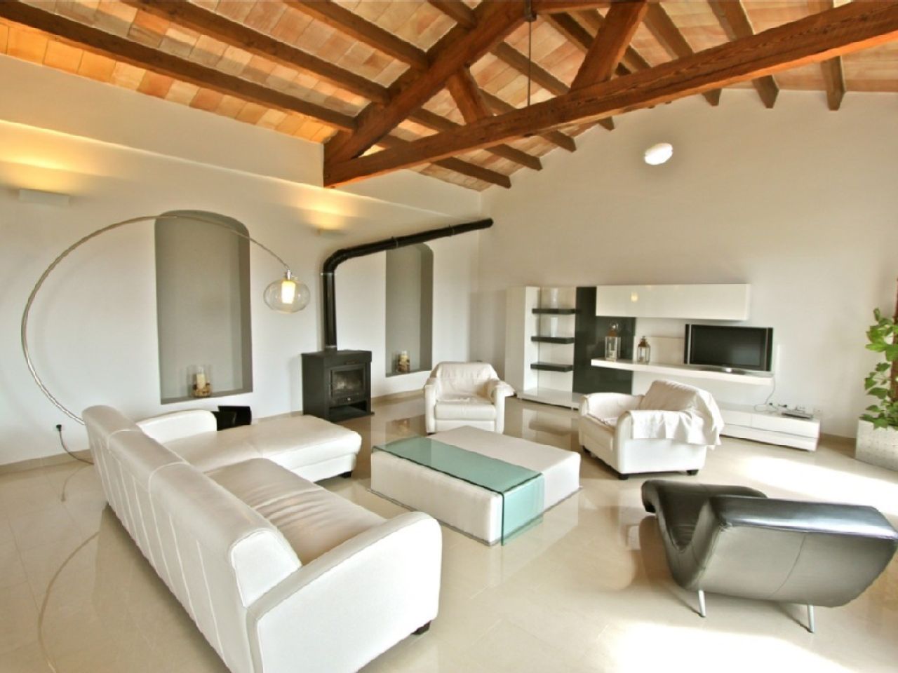 Large and elegant two-storey apartment with pool and garden - AP 108