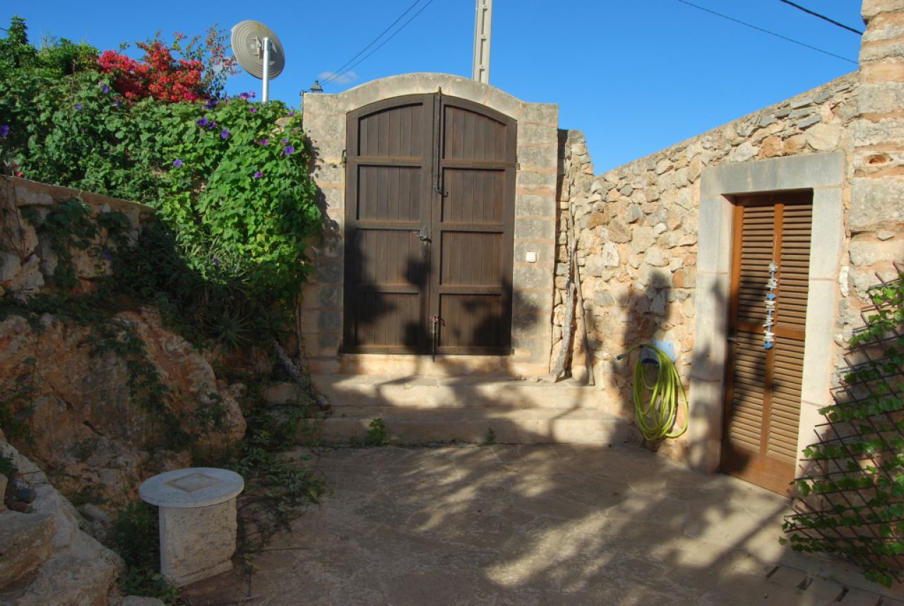 Grosses und unmöbl. 2 Etagendorfhaus mit Innenhof und Gartenanteil in Alqueria Blanca --- DH 114