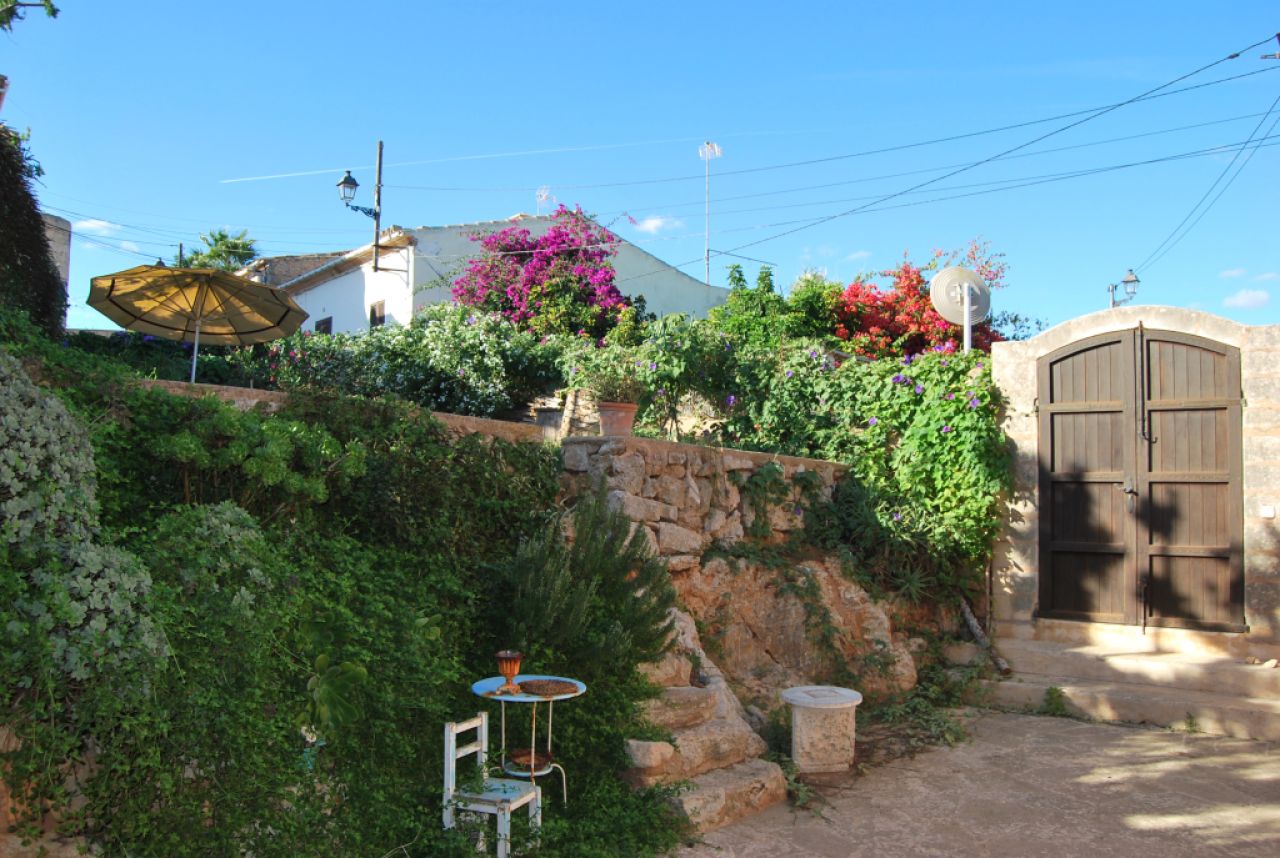 Grosses und unmöbl. 2 Etagendorfhaus mit Innenhof und Gartenanteil in Alqueria Blanca --- DH 114