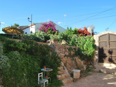 Grosses und unmöbl. 2 Etagendorfhaus mit Innenhof und Gartenanteil in Alqueria Blanca --- DH 114