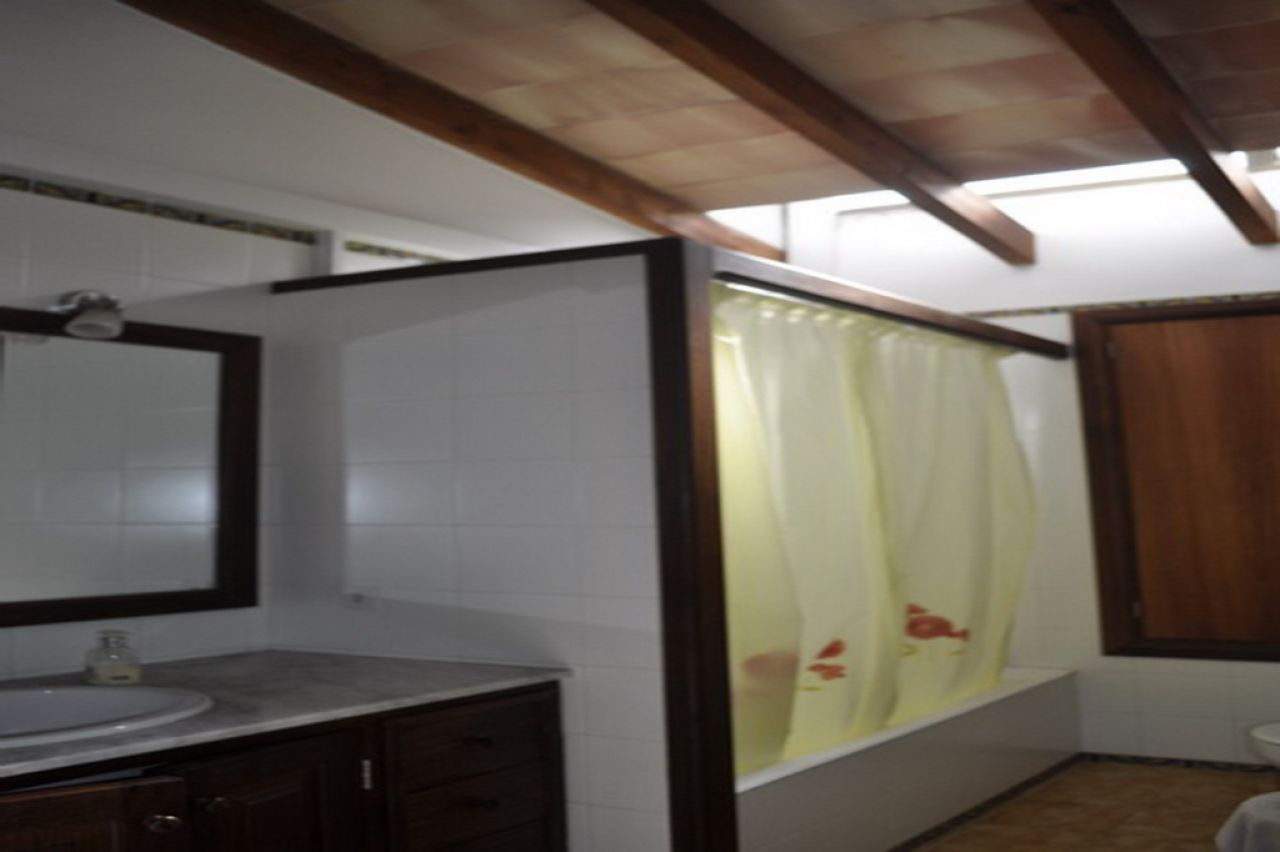 Grosses und unmöbl. 2 Etagendorfhaus mit Innenhof und Gartenanteil in Alqueria Blanca --- DH 114