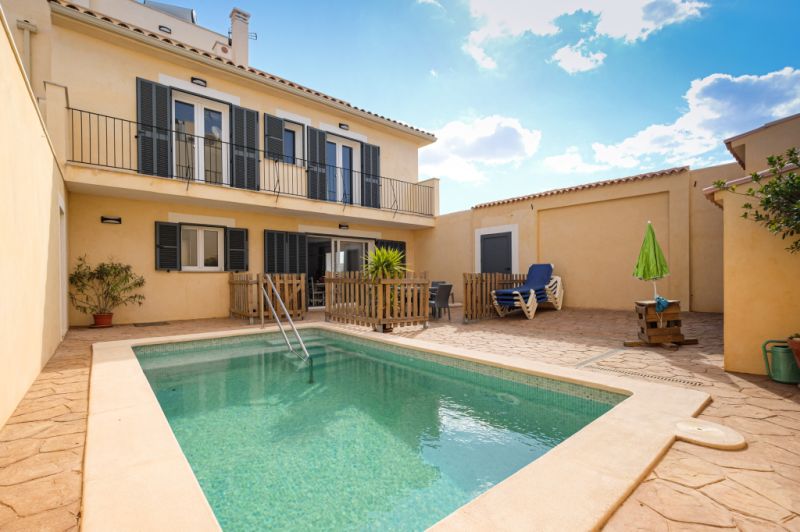 Großzügiges Reihenhaus mit Pool und Dachterrasse in SIllot