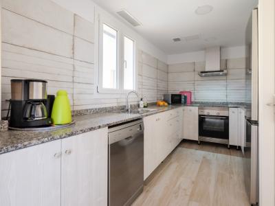 Großzügiges Reihenhaus mit Pool und Dachterrasse in SIllot