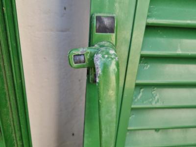 Persianas verdes (contraventanas) de aluminio.