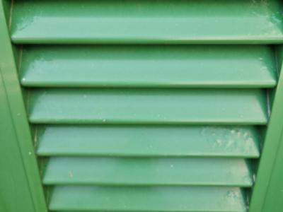 Persianas verdes (contraventanas) de aluminio.