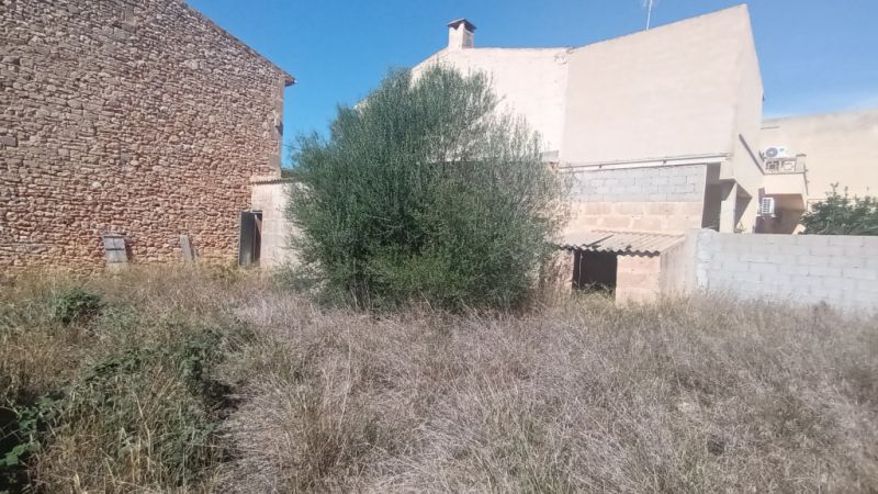Plot in a central location with a large storage room in Es LLombards --- S 13
