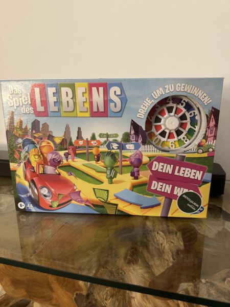 Hasbro - Das Spiel des Lebens, Brettspiel für die ganze Familie für 2 – 4 Spieler (Deutsch)