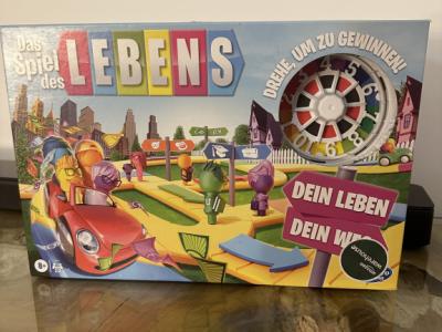 Hasbro - Das Spiel des Lebens, Brettspiel für die ganze Familie für 2 – 4 Spieler (Deutsch)