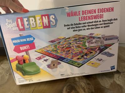 Hasbro - Das Spiel des Lebens, Brettspiel für die ganze Familie für 2 – 4 Spieler (Deutsch)