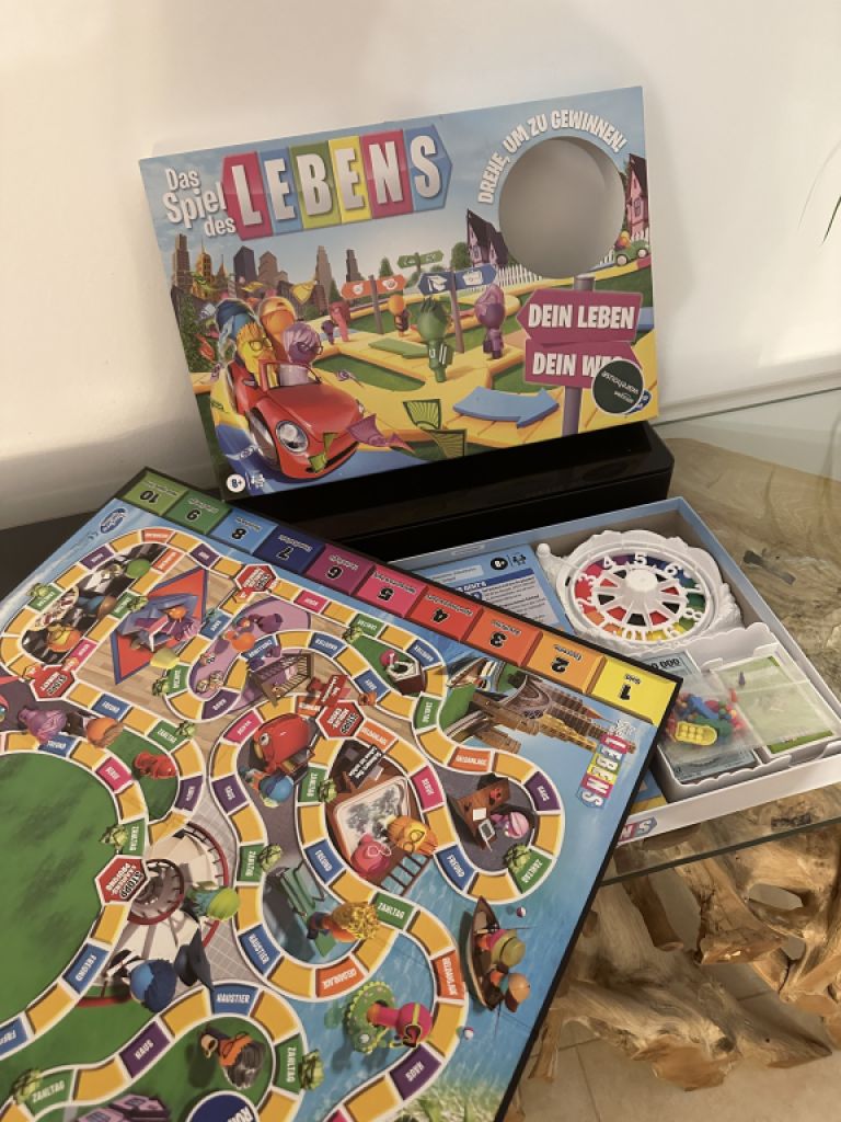 Hasbro - Das Spiel des Lebens, Brettspiel für die ganze Familie für 2 – 4 Spieler (Deutsch)