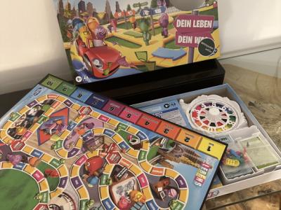 Hasbro - Das Spiel des Lebens, Brettspiel für die ganze Familie für 2 – 4 Spieler (Deutsch)