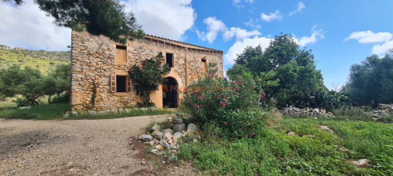 House for sale in a very quiet area 4km from Sant Llorenç
