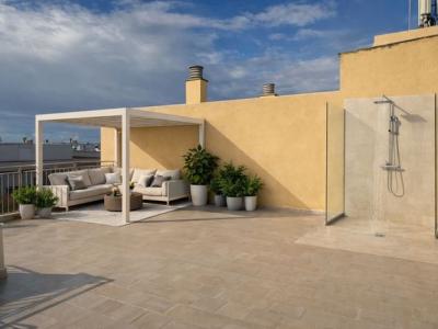Delightful newly renovated penthouse with sea view in Molinar