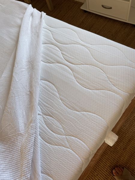 Cama con dosel y sofá a juego