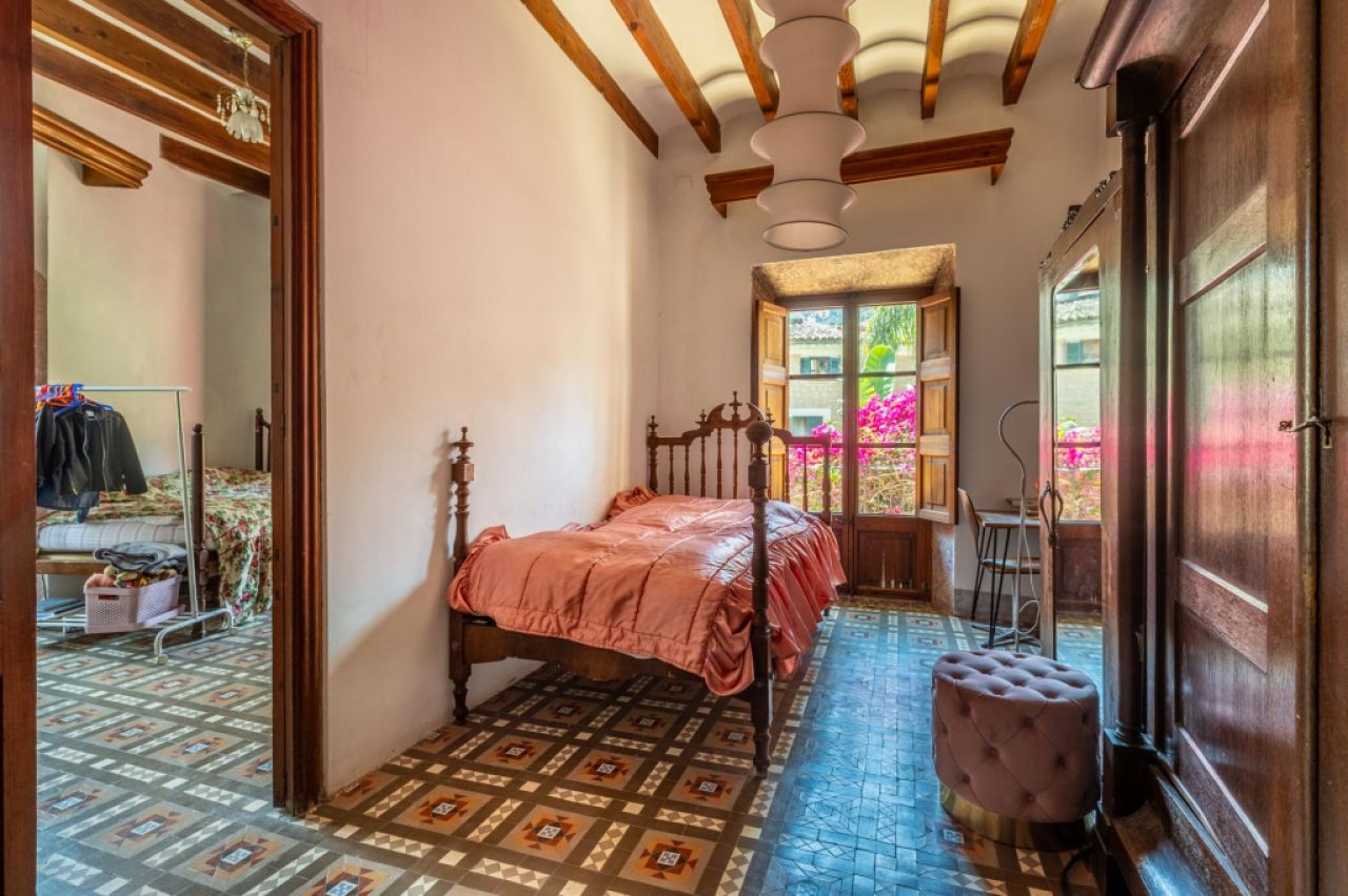 Casa adosada histórica en Sóller cerca del centro
