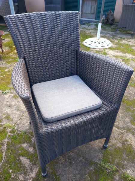 Hochwertige Gartenstühle aus Polyrattan mit Armlehne