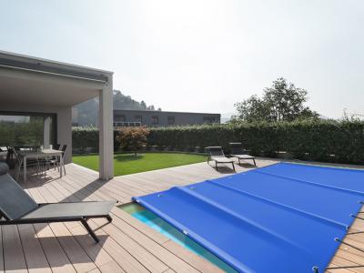 Hochwertige Neuwertige Poolabdeckung  XL 950cm x 450cm Hellblau