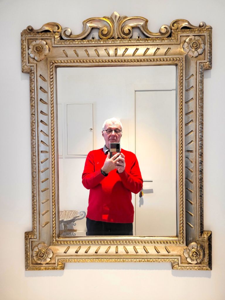 High-quality mirror in an elegant frame