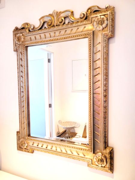 High-quality mirror in an elegant frame