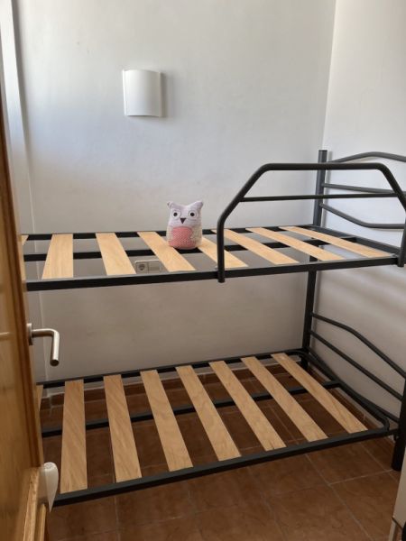 Hochwertiges Etagenbett aus Stahl mit Leiter und zwei Lattenrosten