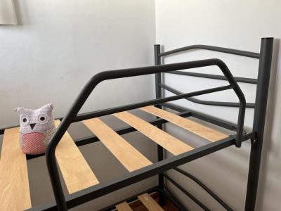 Hochwertiges Etagenbett aus Stahl mit Leiter und zwei Lattenrosten