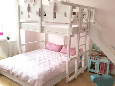 Hochwertiges Hochbett 140 x 200 cm – mit Treppe, Regal & Prinzessinnen-Details