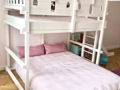 Hochwertiges Hochbett 140 x 200 cm – mit Treppe, Regal & Prinzessinnen-Details