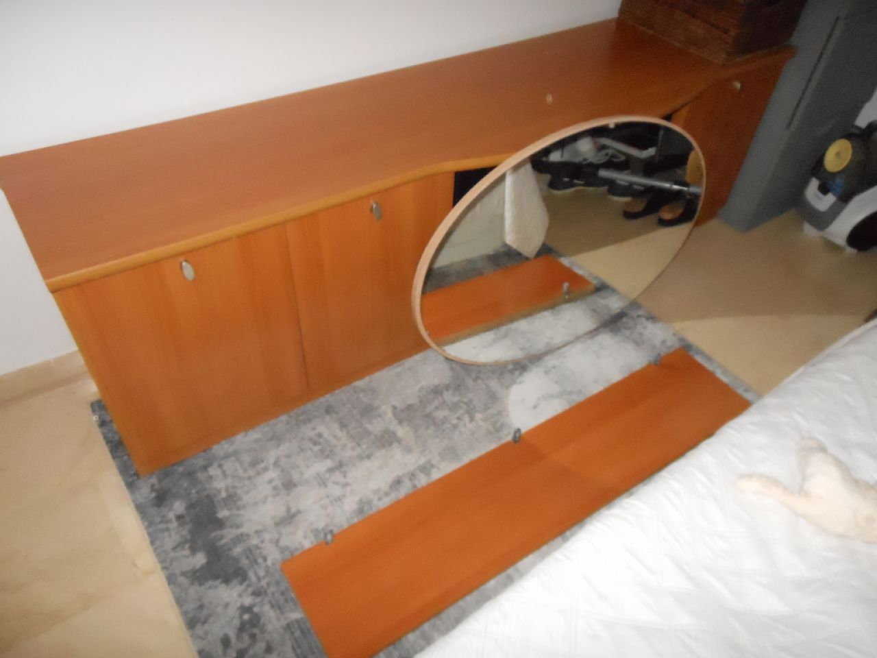 Hola , hier bieten wir wegen Wechsel ein großes Sideboard inkl. 2 passende Regale ,Spiegel an