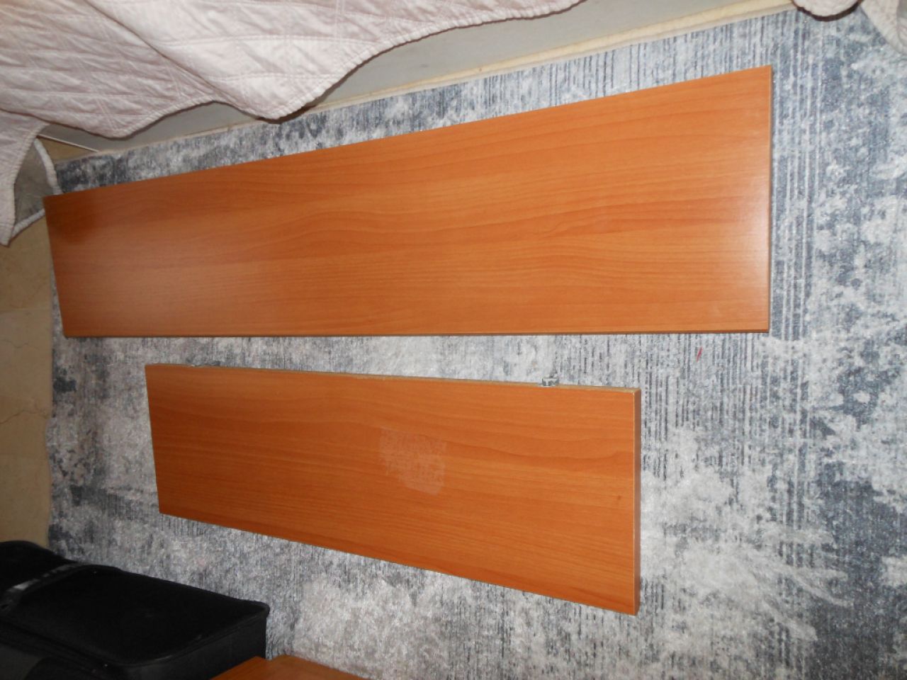 Hola , hier bieten wir wegen Wechsel ein großes Sideboard inkl. 2 passende Regale ,Spiegel an