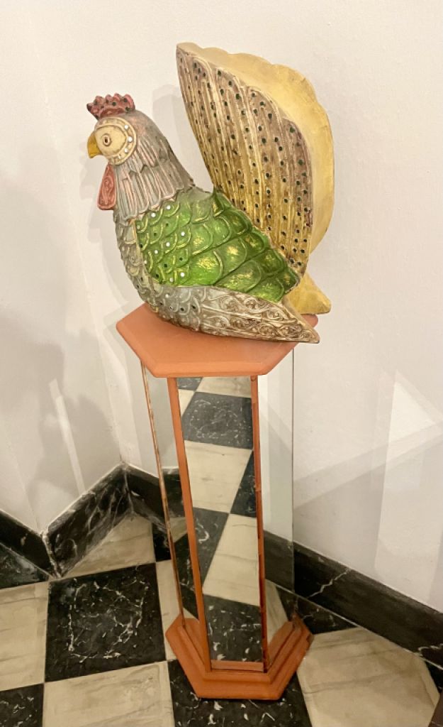 Holzfigur mit Saeule