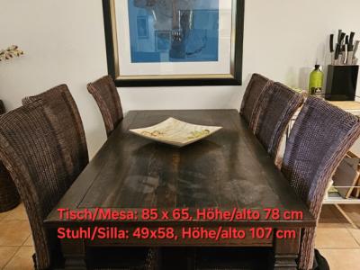 Holztisch mit 6 Korbstühlen