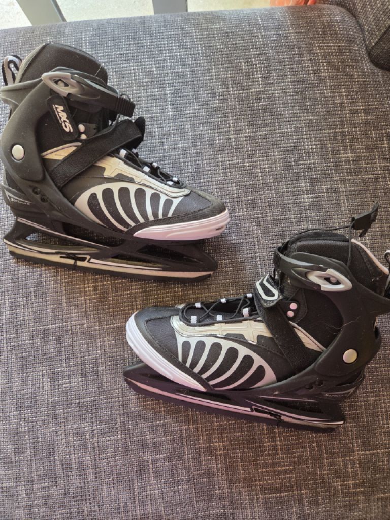 Iceskates Skates Size 44 Like New