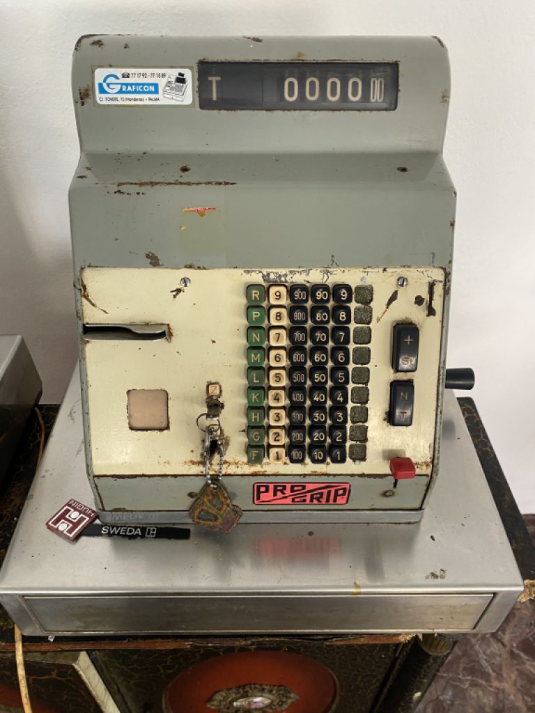 Ich verkaufe alten Kassenautomaten