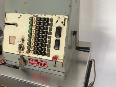 Ich verkaufe alten Kassenautomaten