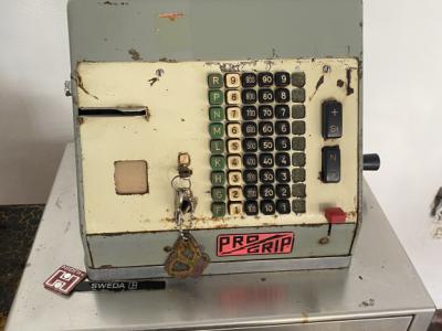 Ich verkaufe alten Kassenautomaten