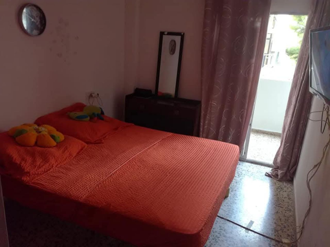 Ich vermiete ein großes Zimmer mit eigenem Bad und Terrasse