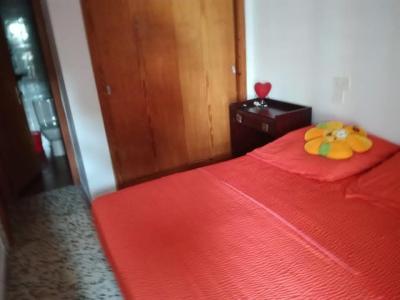 Ich vermiete ein großes Zimmer mit eigenem Bad und Terrasse