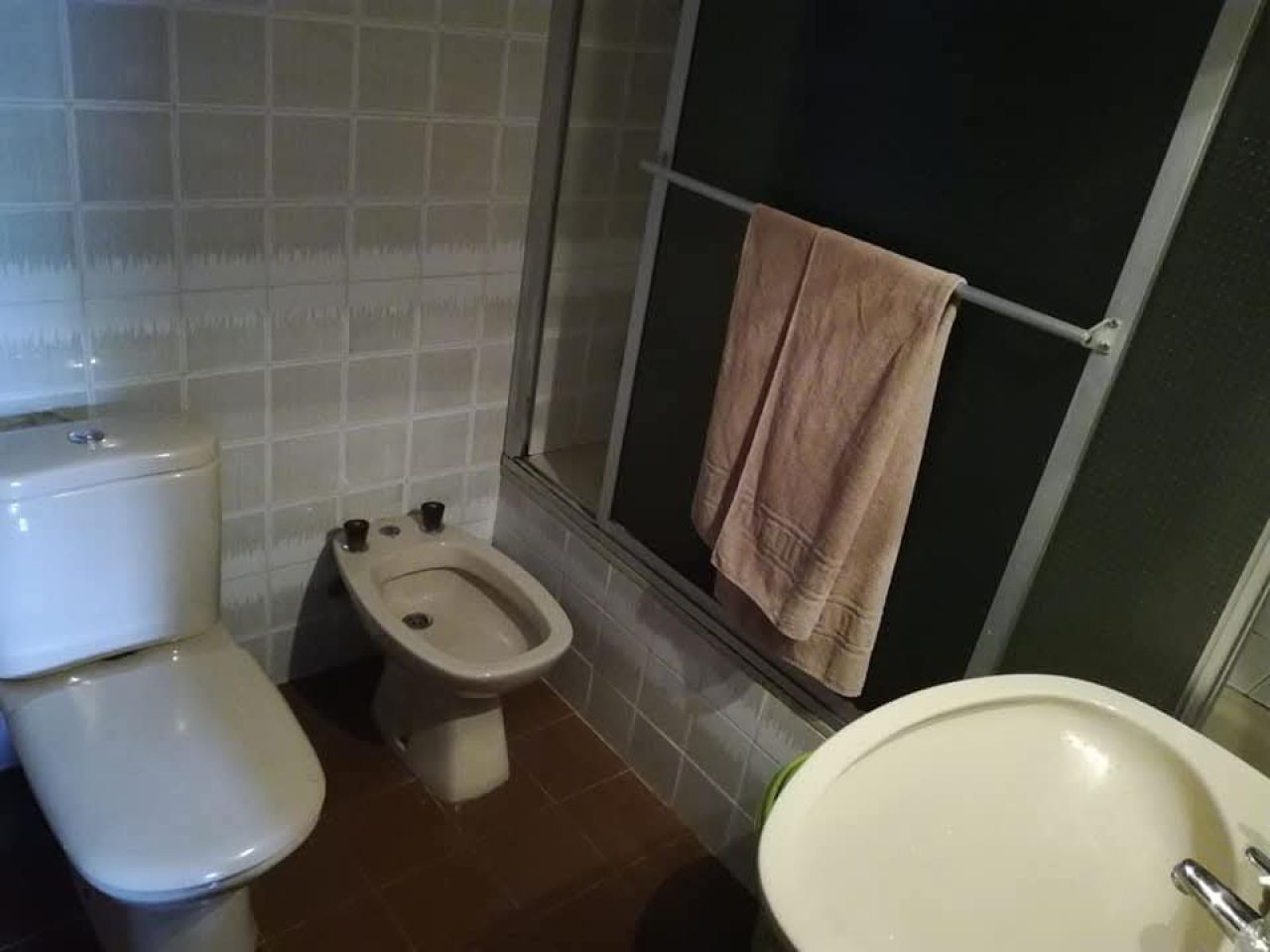 Ich vermiete ein großes Zimmer mit eigenem Bad und Terrasse