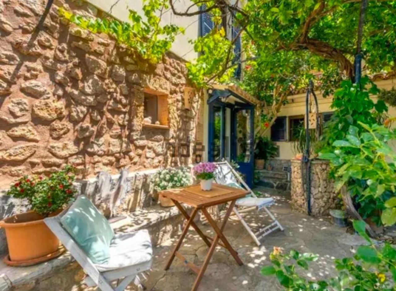 Idílica casa de pueblo con jardín en el encantador pueblo Bunyola