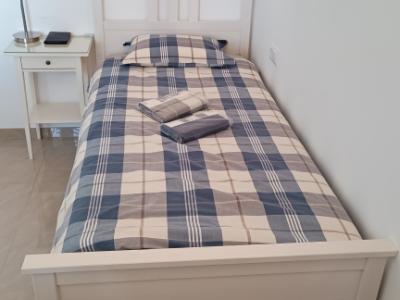 IKEA HEMNES Bett & Nachttisch + Matratze + Matratzenauflage + Lampe + Neue Bettwäsche - (2 zum Verka