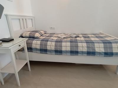 IKEA HEMNES Bett & Nachttisch + Matratze + Matratzenauflage + Lampe + Neue Bettwäsche - (2 zum Verka