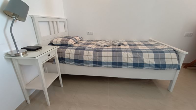 IKEA HEMNES Bett & Nachttisch + Matratze + Matratzenauflage + Lampe + Neue Bettwäsche - (2 zum Verka